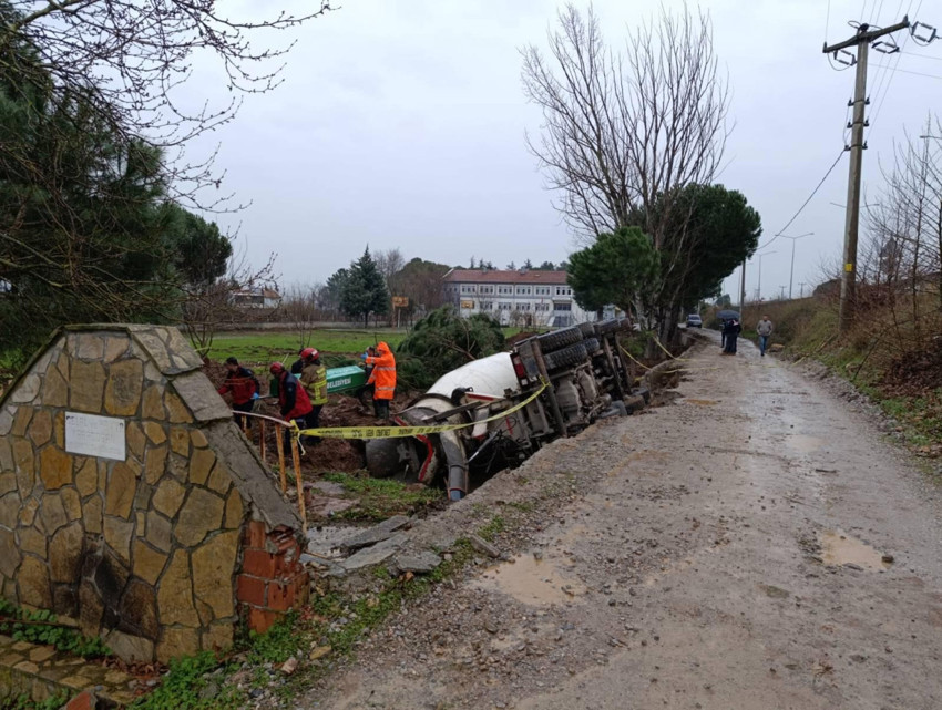 Balıkesir'de feci kaza: Beton mikseri can aldı - Resim : 2
