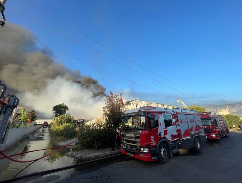 Antalya'da gıda fabrikasında yangın! Yangına müdahale ediliyor - Resim : 2