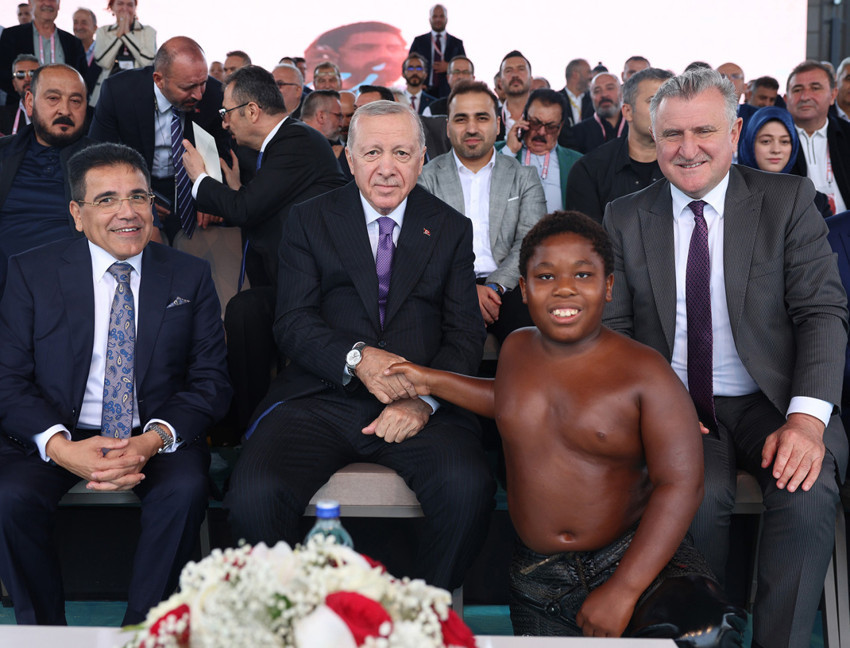 Cumhurbaşkanlığı Kupası'nda yürek ısıtan anlar! Erdoğan’ın elini öptü: Tanzanyalı Osman Ali Arap Mustafa’nın izinde - Resim : 1