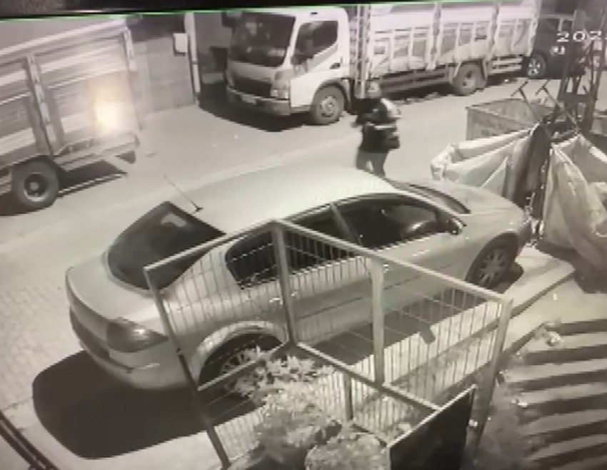 Haraç için araç kurşunladı! Kaçarken eşofmanla girdiği binadan etekle çıktı! Şüphelinin kimliği şaşırttı - Resim : 2