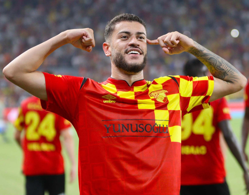 Süper Lig’de tarihi satış! Yıldız futbolcu 25 milyon euroya transfer oldu - Resim : 1