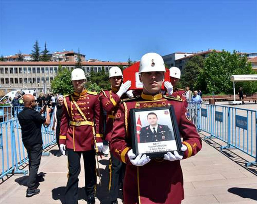 Ankara şehidimiz Yusuf Ergün'ün cenazesinde babasından gururlu duruş: "Ne mutlu bana şehit babası oldum" - Resim : 1