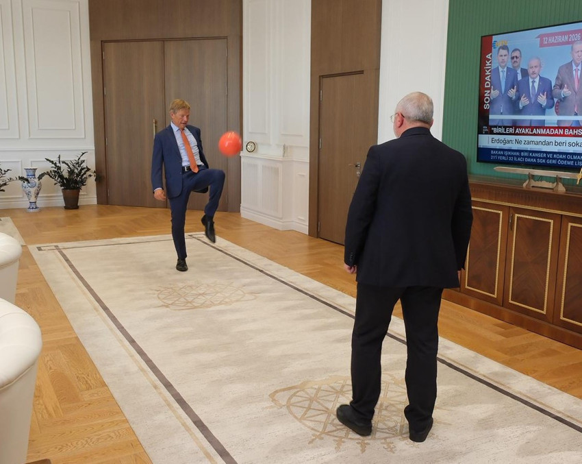 Başkanla büyükelçi makam odasında futbol oynadı! - Resim : 2