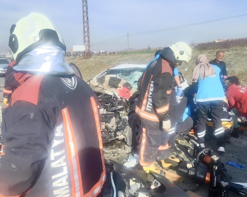 Malatya-Elazığ karayolunda feci kaza! Aynı aileden 3 kişi hayatını kaybetti - Resim : 1