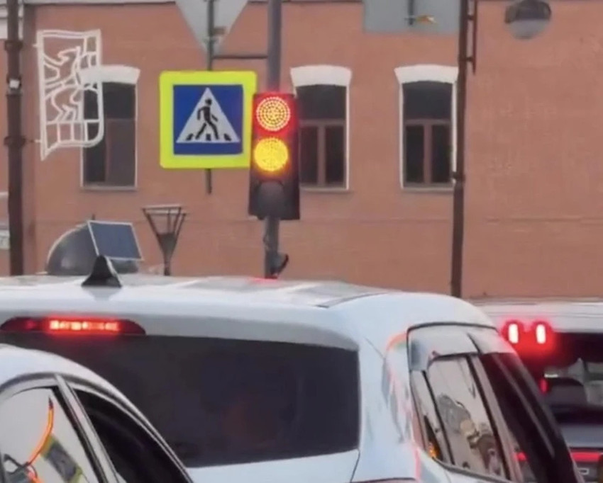 Rusya'da sabır testi gibi trafik ışığı! 5 saniye geç, 115 saniye bekle - Resim : 1