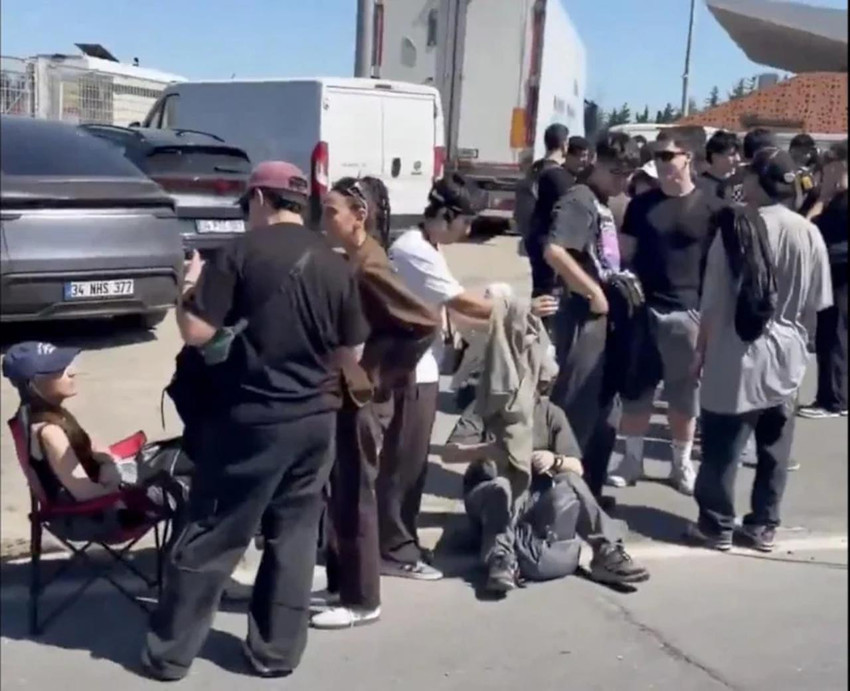 Kanye West İstanbul'u kilitledi! &Ccedil;orap bin TL, kuyruk 2,5 kilometre! - Resim : 3