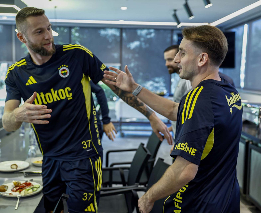 Fenerbahçe’de büyük buluşma! Kerem Aktürkoğlu ve Mert Hakan Yandaş birbirlerini böyle karşıladı! - Resim : 2