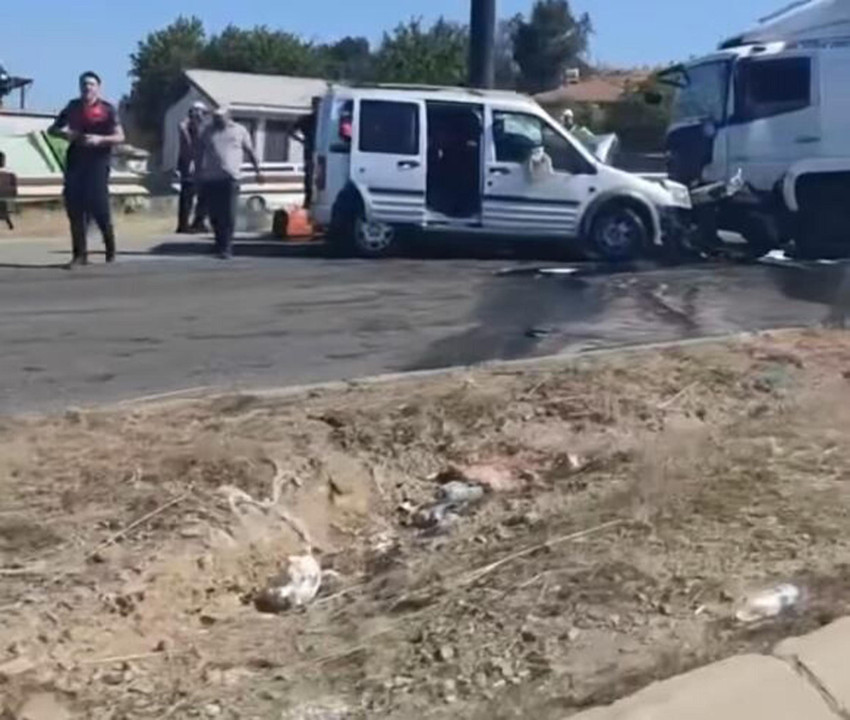 İzmir'de korkunç kaza! Karşı şeride geçen araç TIR'la kafa kafaya çarpıştı: Sürücü feci şekilde can verdi - Resim : 2