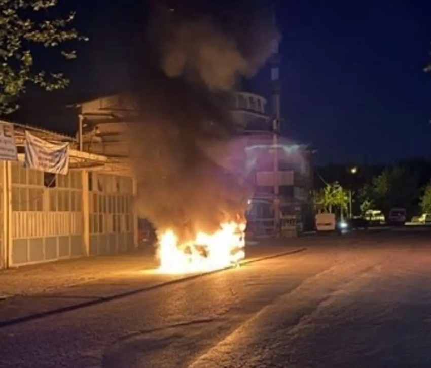 Sakarya'da şaşkına çeviren olay: Yeni otomobilini sokak ortasında ateşe verdi! Sebebini öğrenenler kulaklarına inanamadı - Resim : 3