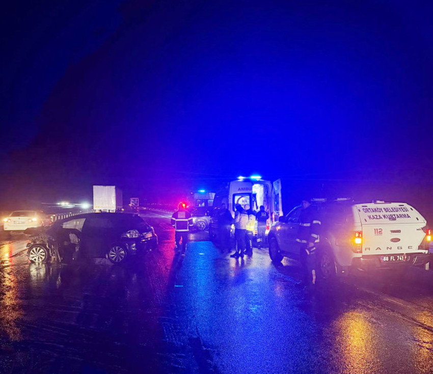 Aksaray'da 2 otomobil çarpıştı: 5 kişi yaralandı - Resim : 1