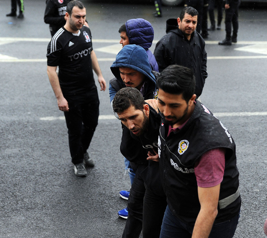 Taşkınlık yapan Beşiktaşlılar gözaltına alındı - Resim : 2