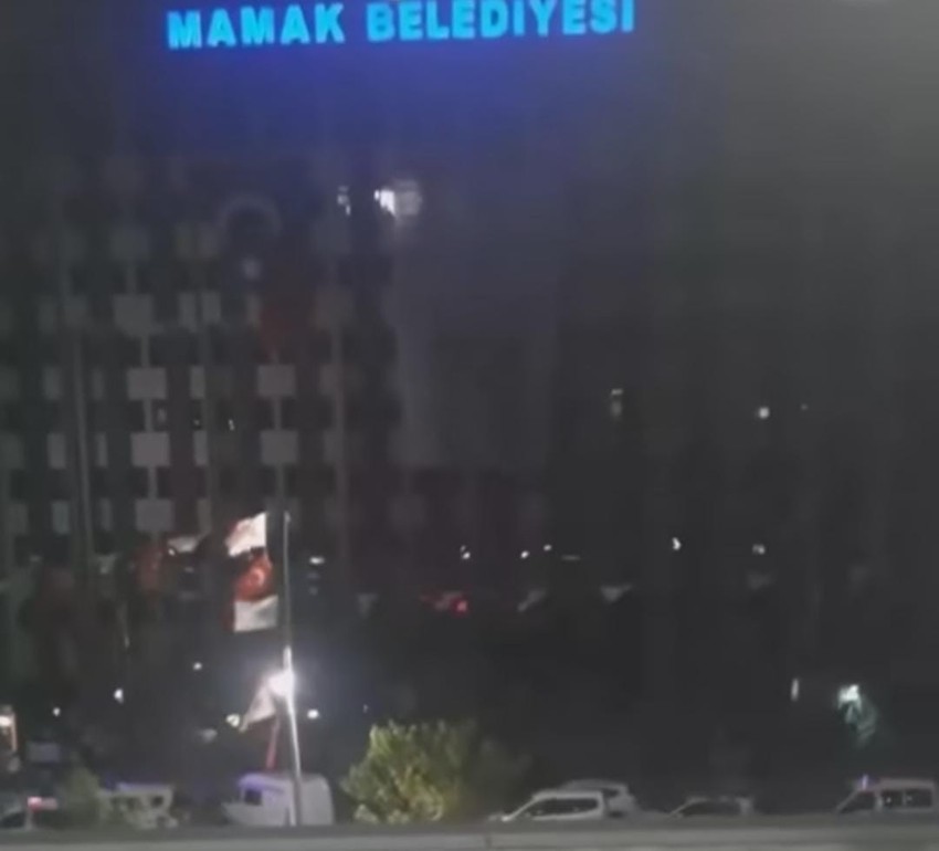 Ankara'da güvenlik görevlisi ile tartışan bir şahıs belediye binasına ateş açtı! - Resim : 1