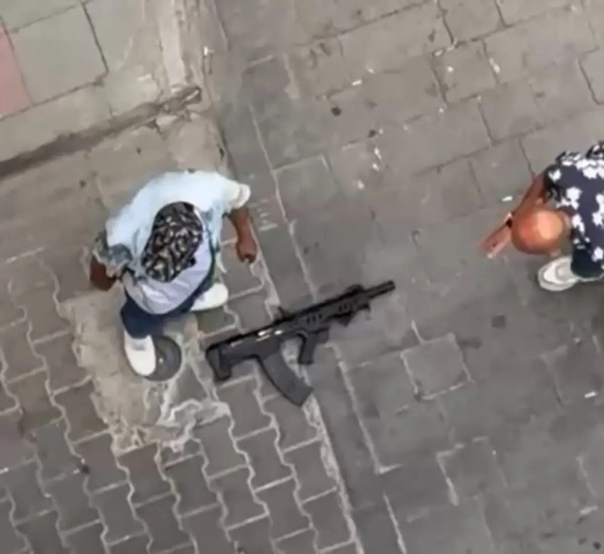 İzmir'de sokak ortasında dehşet! Pompalı tüfekle terör estirdiler! O anlar kamerada - Resim : 2