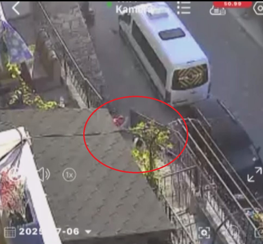 Köpeği taş ve sopayla dövdü: O anlar bir evin güvenlik kamerasına yansıdı! - Resim : 1