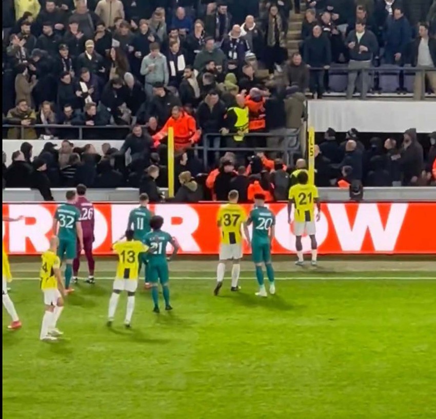 Fenerbahçe taraftarına saldırı! Hakem soyunma odasına gitti! Anderlecht- Fenerbahçe maçı kısa süre yarıda kaldı! - Resim : 3