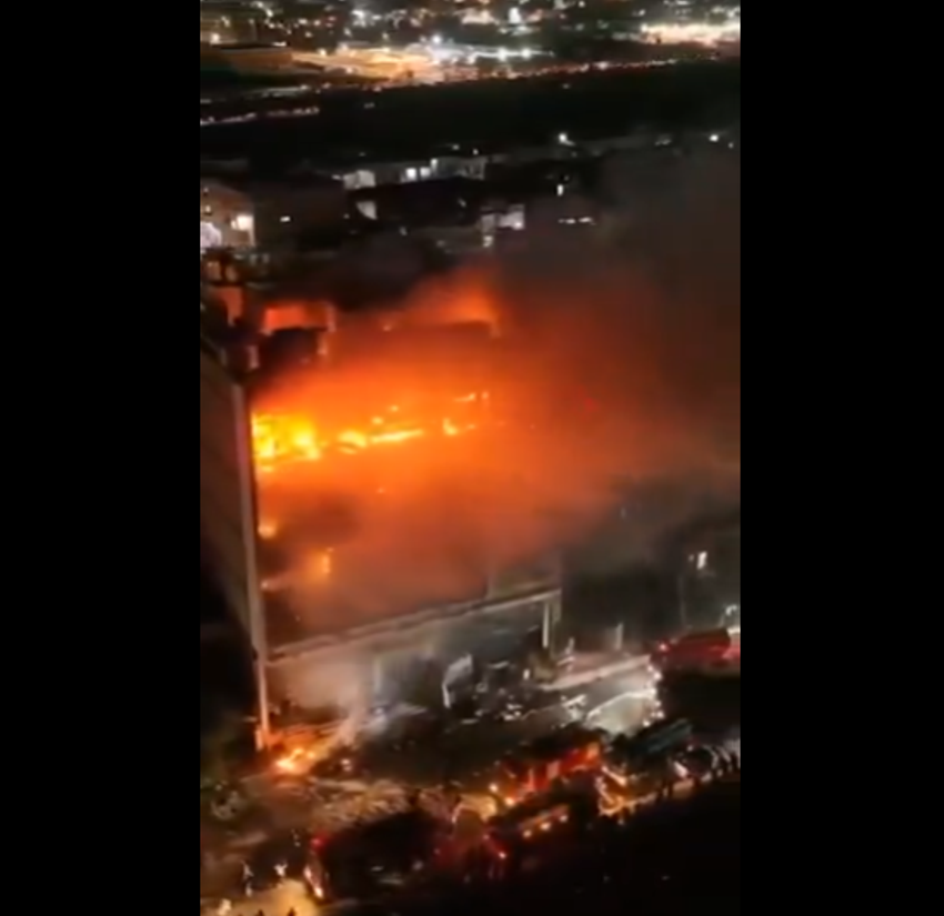 Alışveriş merkezinde yangın: 50 kişi hayatını kaybetti! 3 günlük yas ilan edildi - Resim : 1
