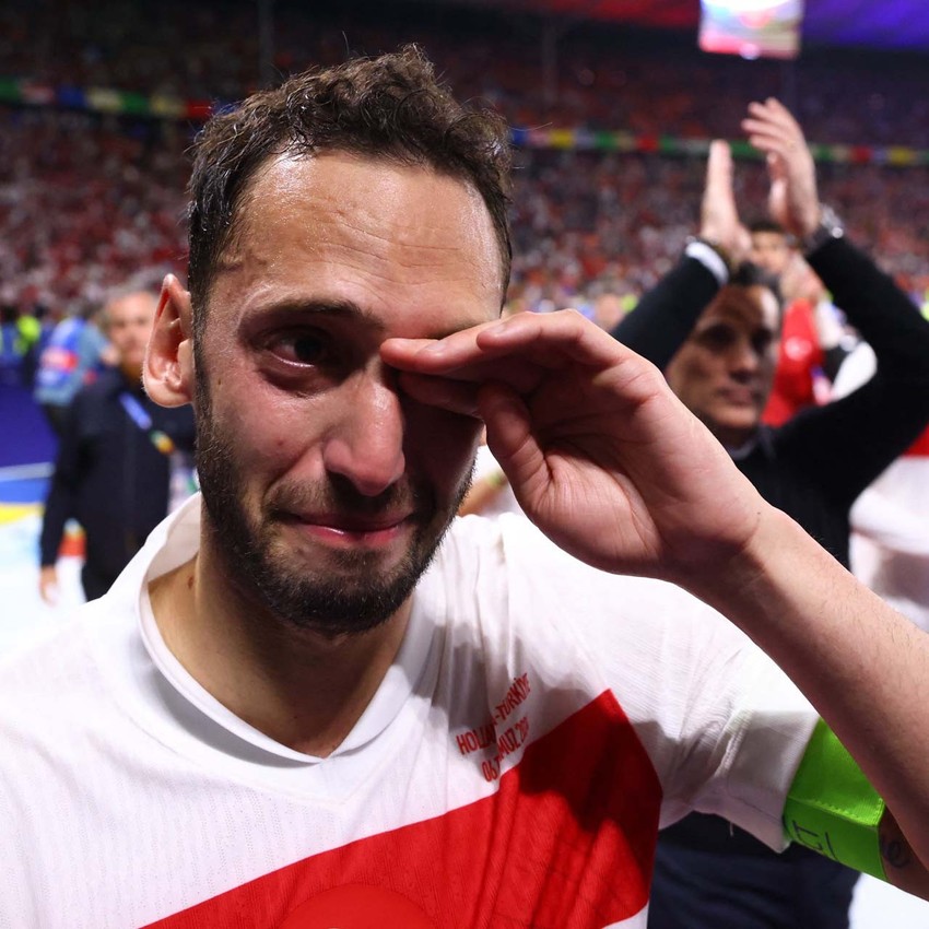 Hollanda maçı sonrası duygusal anlar! Hakan Çalhanoğlu gözyaşlarına hakim olamadı! - Resim : 2