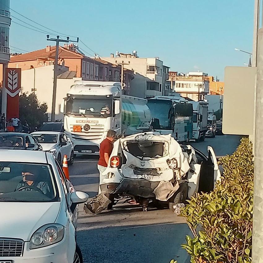 Freni patlayan kamyon dehşet saçtı! 4 otomobile çarptı: Yaralılar var - Resim : 1