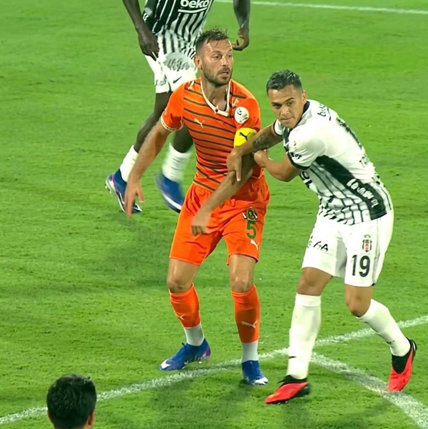 Alanyaspor- Beşiktaş maçında tartışmalı pozisyon! Aliti’nin Trossard’a müdahalesi sonrası Beşiktaş'tan kırmızı kart isyanı - Resim : 1