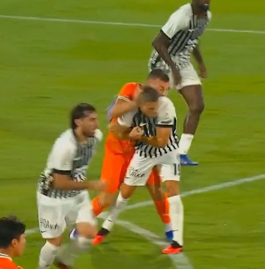 Alanyaspor- Beşiktaş maçında tartışmalı pozisyon! Aliti’nin Trossard’a müdahalesi sonrası Beşiktaş'tan kırmızı kart isyanı - Resim : 2