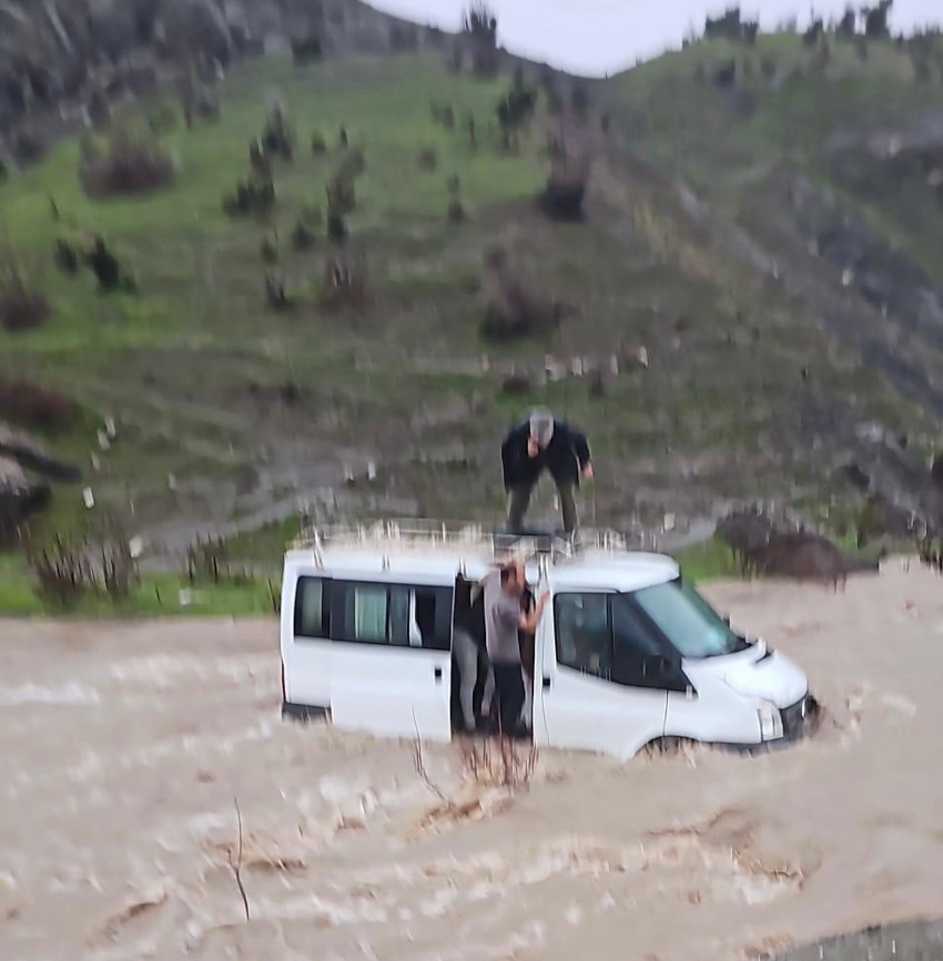 Kalp krizi geçiren kadın, selin kapattığı yolda mahsur kaldığı araçta öldü - Resim : 1