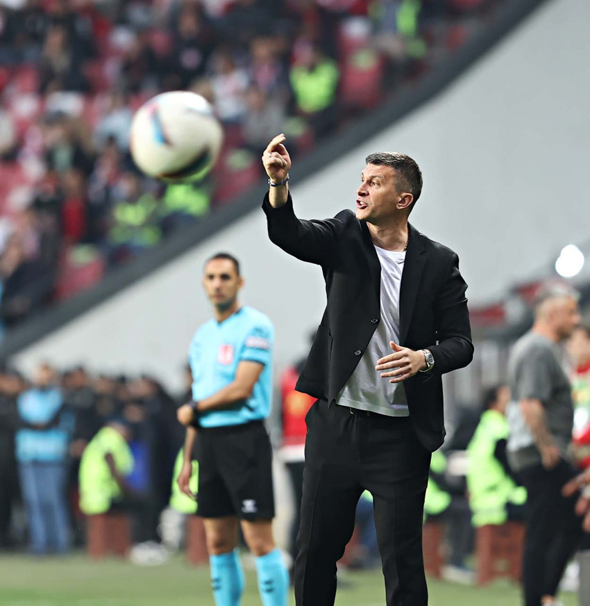 Kayserispor'da Jakirovic dönemi bitti! Yeni teknik direktör belli oldu! Anlaşma sağlandı - Resim : 1