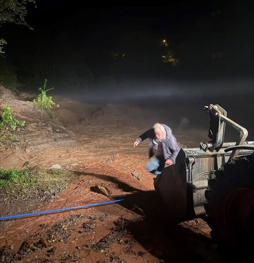 Rize’de şiddetli yağış hayatı felç etti: Yollar ulaşıma kapandı - Resim : 4