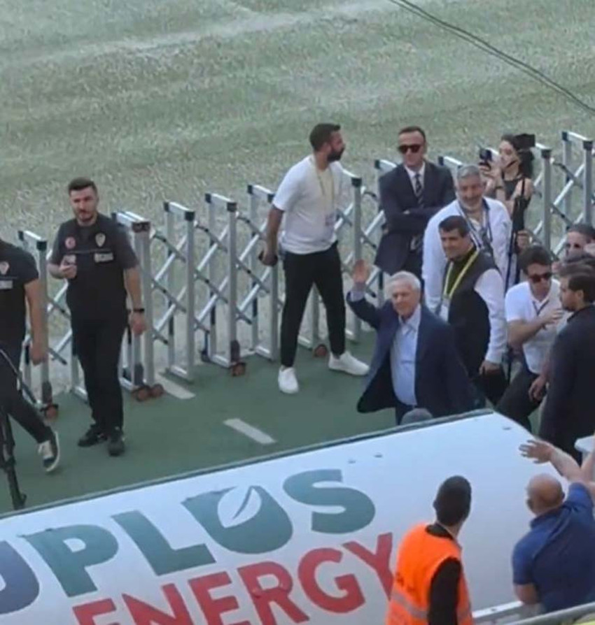 Tezahüratlar sonrası harekete geçti! Aziz Yıldırım, Hakan Safi destekçilerinin olduğu tribüne gitti! “Ben buradayım” - Resim : 1
