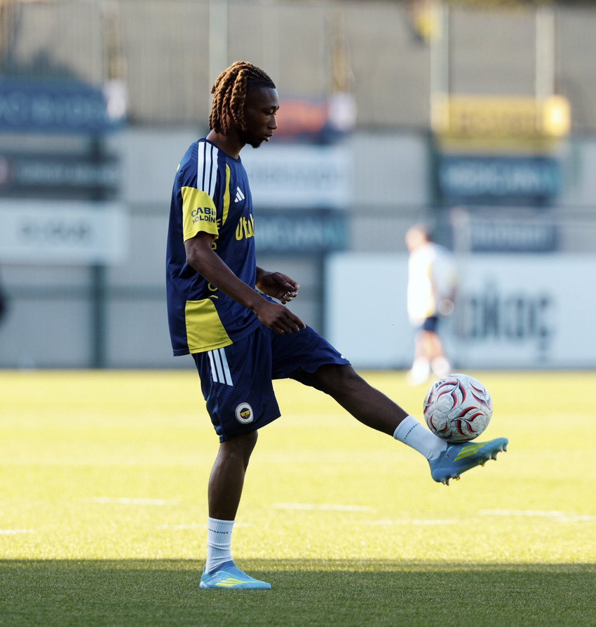 Fenerbahçe'de İsmail Kartal 1 futbolcuyu resmen silmişti! Tepkiler geri adım attırdı - Resim : 1