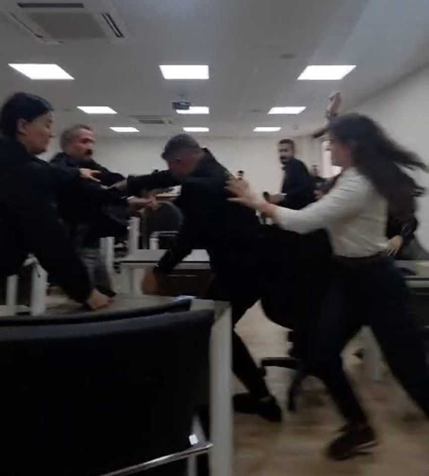 Akılalmaz görüntüler! Belediye meclisi birbirine girdi: Tekme ve yumruklu kavga kamerada! - Resim : 1
