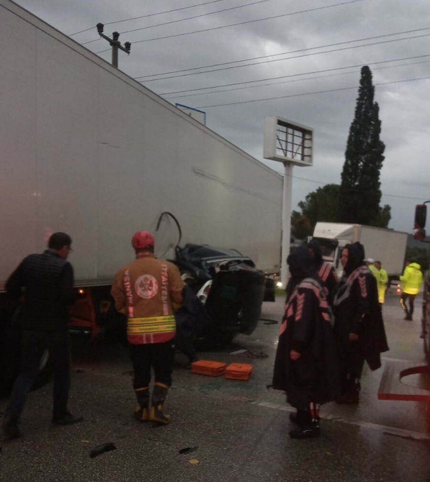 Manisa'da feci kaza! TIR ile çarpışan otomobilin sürücüsü ve eşi öldü - Resim : 1