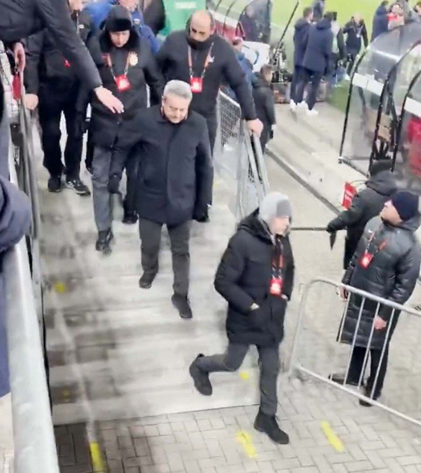 AZ Alkmaar yenilgisi kızdırdı! Galatasaray taraftarından İbrahim Hatipoğlu'na olay tepki - Resim : 1