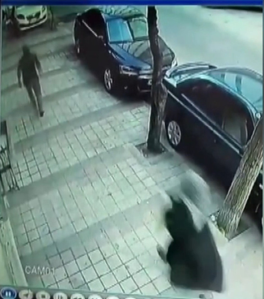 Kadın kıyafetleri giyip, hırsızlık yaptı! Evdeki altınları çalan şüpheliyi mahalleli dakikalarca kovaladı - Resim : 1