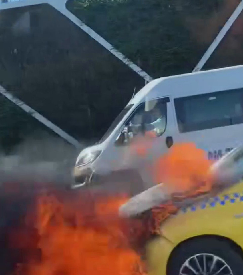 Fatih'te korkutan anlar! Taksi alev topuna döndü: O anlar kamerada - Resim : 2