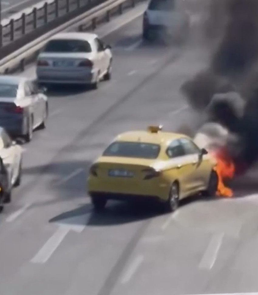 Fatih'te korkutan anlar! Taksi alev topuna döndü: O anlar kamerada - Resim : 1