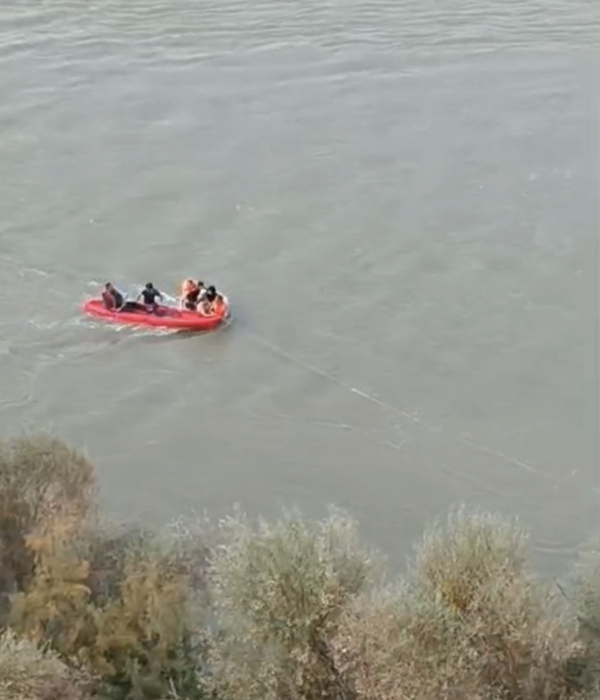 Elazığ'da 4 kişilik ailenin korku dolu anları! Birbirine sarılarak kurtarılmayı beklediler - Resim : 3