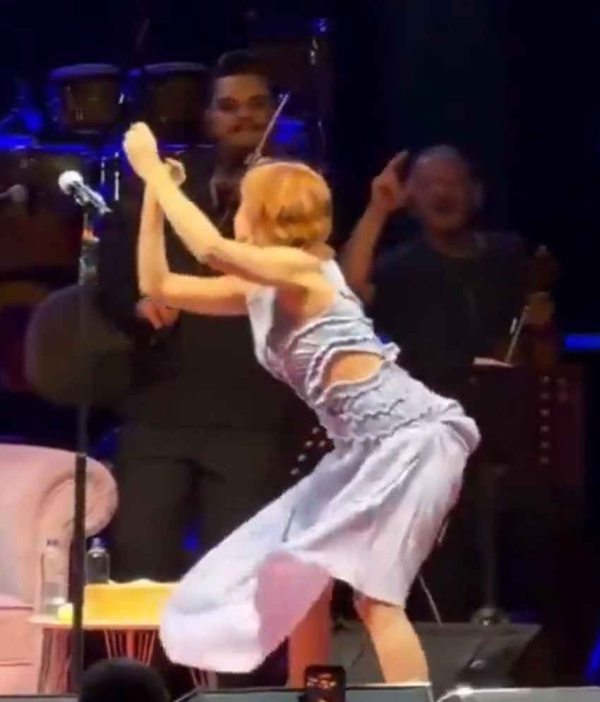 Yıldız Tilbe sahnede kendinden geçti! Dansıyla görenleri şaşkınlığa sürükledi - Resim : 2