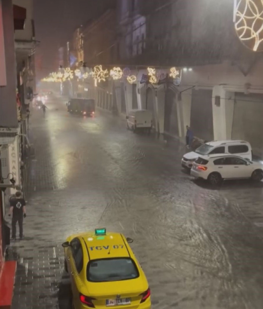 İstanbul'da sağanak hayatı felç etti! İstiklal Caddesi sular altında kaldı - Resim : 2