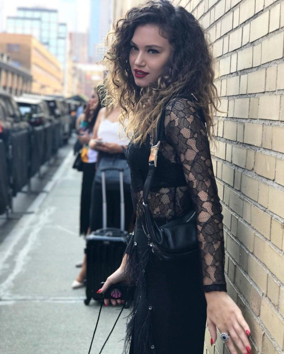 Melisa Şenolsun ile Melis Sezen'in sütyensiz pozları kıyaslandı! "Açarsak bi yerimizi daha güzel olur..." - Resim: 1